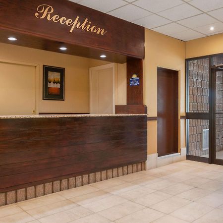 Days Inn By Wyndham Renfrew Conference Centre Exterior foto